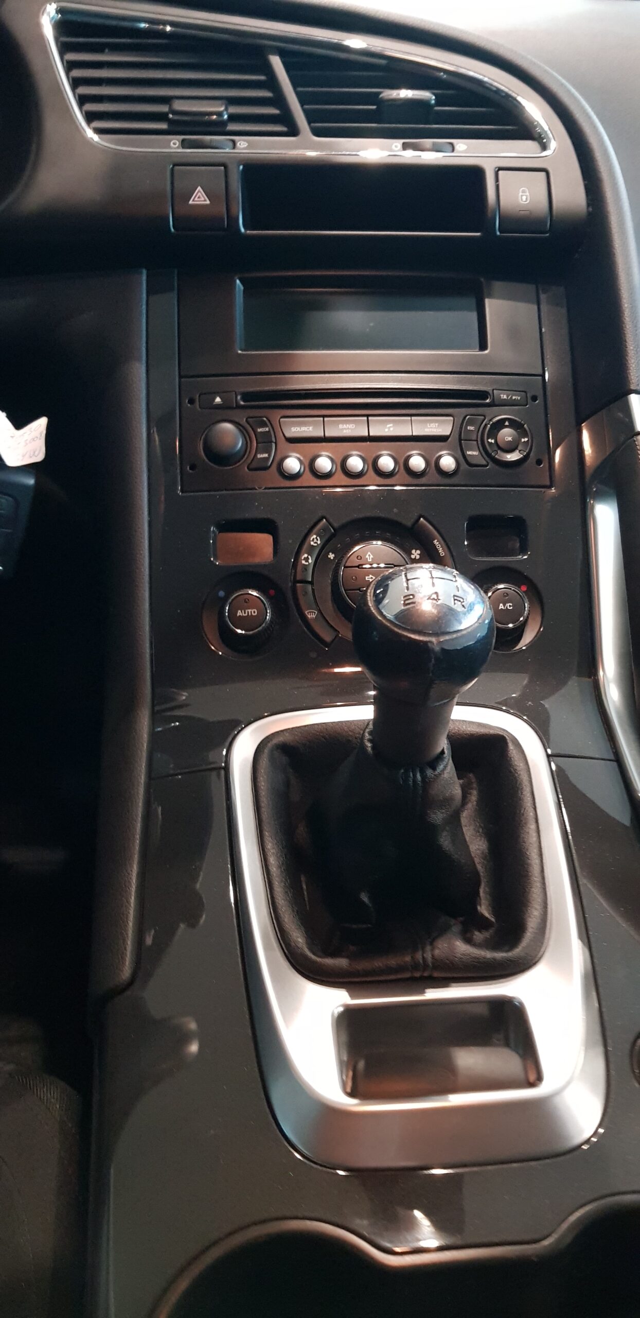 PEUGEOT 3008 Confort 1.6 VTi 120 5p. - Imagen 4