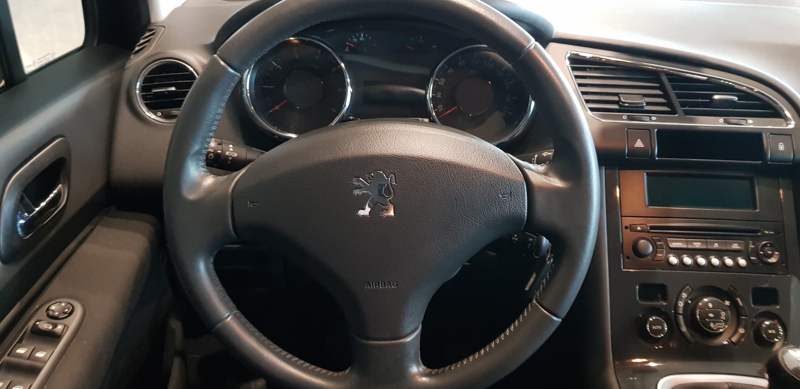 PEUGEOT 3008 Confort 1.6 VTi 120 5p. - Imagen 5